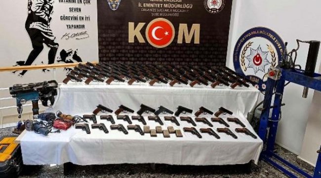 İzmir'de baskın! 100'ü aşkın tabanca ele geçirildi
