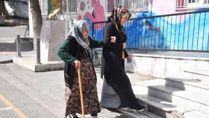 İzmir'de yaşlı ve engelli seçmenler sandık başında