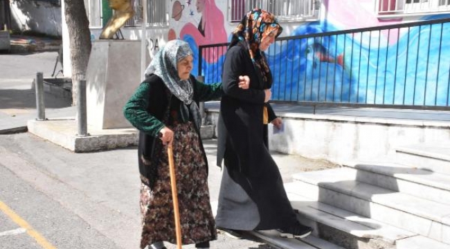 İzmir'de yaşlı ve engelli seçmenler sandık başında