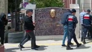 'Jandarmayız' diyerek öğretmeni dolandırdılar