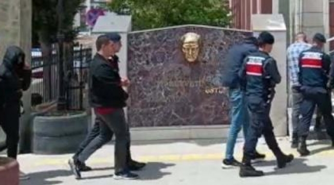 'Jandarmayız' diyerek öğretmeni dolandırdılar