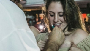 Kadın hayranının göğsüne imza attı