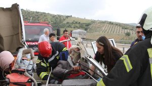 Kamyonet TIR'a arkadan çarptı; 1 ölü, 1 ağır yaralı