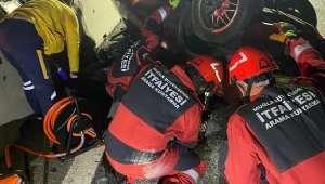 Kamyonete arkadan çarpan otomobilin sürücüsü öldü 