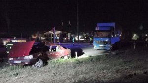 Kavşakta otomobil ile kamyon çarpıştı; 3 ölü