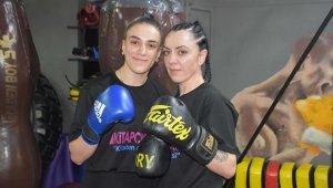 Kick boksçu anne kızdan çifte şampiyonluk