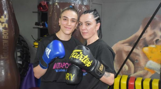 Kick boksçu anne kızdan çifte şampiyonluk