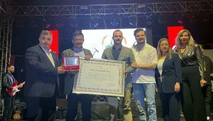 Kınık'ta 19 Mayıs gecesi meydan doldu, gençler konserde coştu