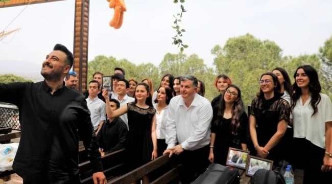 Kınık'ta piyano, keman ve gitar kursiyerleri konser verdi