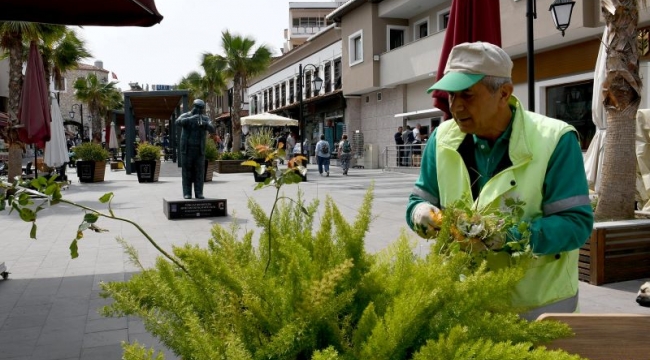 Kuşadası Belediyesi, turistik çarşıların çevre düzenlemesini yaptı
