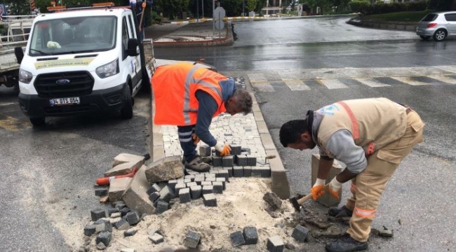 Kuşadası'nda bozulan-eskiyen yollar vakit kaybetmeden yapılıyor