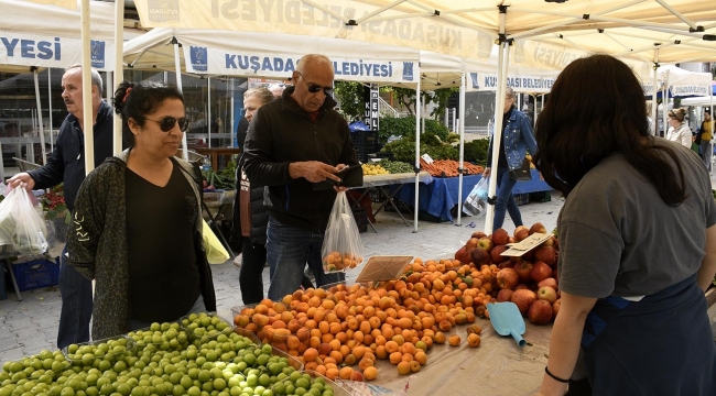 Kuşadası'nda yerel çiftçinin ürünleri bu sokakta satılıyor