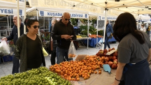 Kuşadası'nda yerel çiftçinin ürünleri bu sokakta satılıyor