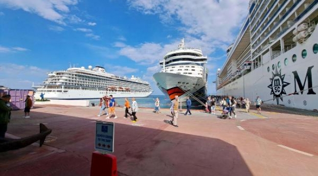 Kuşadası'na dört gemiyle denizden 8 bin 200 turist