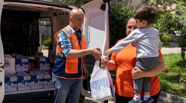 Kuşadası'nda ihtiyaç sahibi ailelerin çocuklarına süt desteği