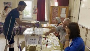 Maçta sakatlandı, oy kullanmaya koltuk değnekleriyle geldi