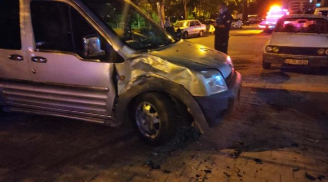 Manisa'da hafif ticari araç ile motosiklet çarpıştı: 1 ölü, 1 yaralı