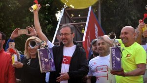 Maratonİzmir'de startı bakan ve başkan yaptı