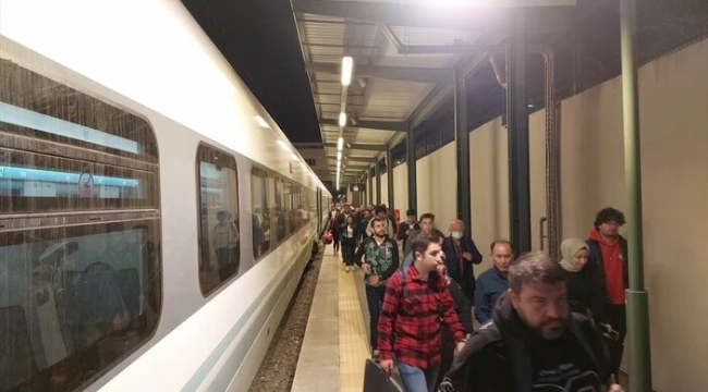 Milli elektrikli tren sefere çıktı