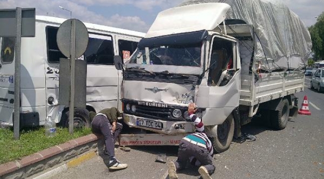 Minibüsle kamyonet çarpıştı; 9 tarım işçisi yaralandı