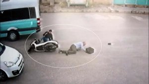 Motosikletli bir yana, yaya bir yana savruldu
