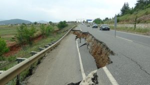 Muğla'da sağanak; yol çöktü