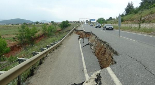 Muğla'da sağanak; yol çöktü