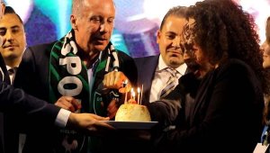 Muharrem İnce'ye Denizli'de sürpriz doğum günü kutlaması! Gençlerle dans etti