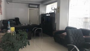 Oto kiralama firmasına silahlı saldırı kamerada