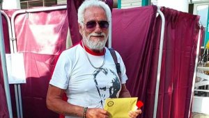 Şarkıcı Fedon, Bodrum'da oy kullandı