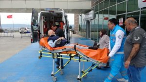 Sedyeyle getirildiği okulda oy kullandı