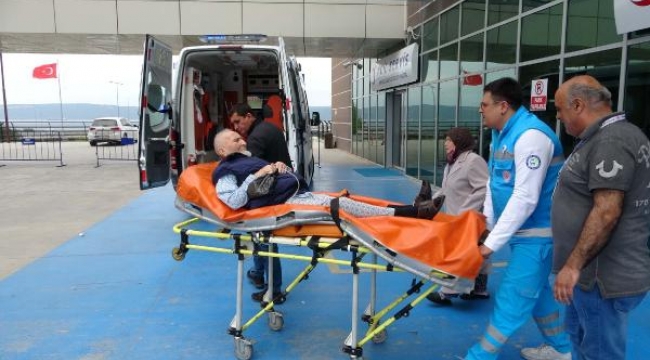 Sedyeyle getirildiği okulda oy kullandı