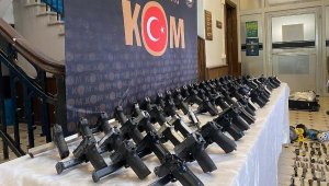 Silah ticareti şüphelisinin evinde 76 tabanca çıktı