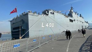 TCG Anadolu uçak gemisi İzmir'de