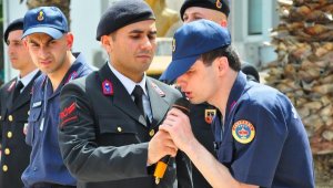 Temsili askerlik töreninde engelli gencin okuduğu türkü duygulandırdı