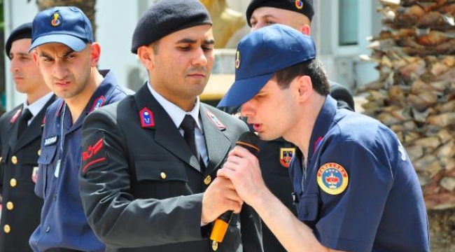 Temsili askerlik töreninde engelli gencin okuduğu türkü duygulandırdı