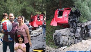 TIR yoldan çıktı: Anne-baba ve 2 çocuğu öldü