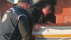 Tuğlaların arasında 13 kaçak göçmen çıktı