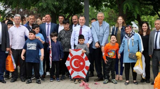 Turgutlu'da otistik çocuklar uçurtma şenliğinde gönüllerince eğlendi