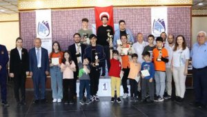 Yunusemre Belediyesi'nin satranç turnuvasında genç mücadele etti