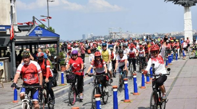 Yüzlerce bisikletli Atatürk için pedal çevirdi