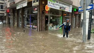 Akhisar'da cadde ve sokakları göle döndü
