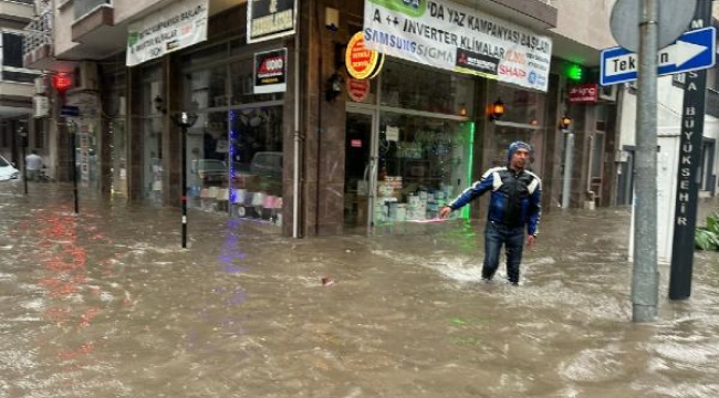 Akhisar'da cadde ve sokakları göle döndü