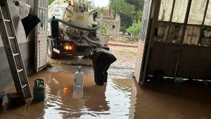 Akhisar'da yaşanan su baskınları sonrası temizlik çalışmaları sürüyor