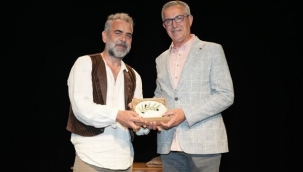 Ayakta alkışladılar! Nazım Hikmet'in şiirleriyle Gaziemir'de anıldı