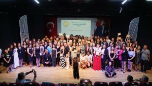 Ayvalık Belediye Tiyatrosu'na çifte ödül