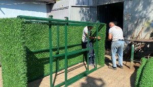 Ayvalık'ta çöp konteynerlerinin etrafı suni çimle kaplanıyor