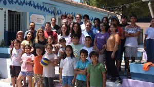 Bahçesine kamp kurdukları okulun duvarlarını renklendirip, öğrencileriyle oyunlar oynadılar