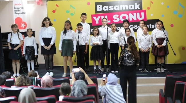 Bayraklı 'Basamak' kursiyerleri yıl sonu gösterileriyle sahnede