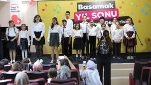 Bayraklı 'Basamak' kursiyerleri yıl sonu gösterileriyle sahnede
